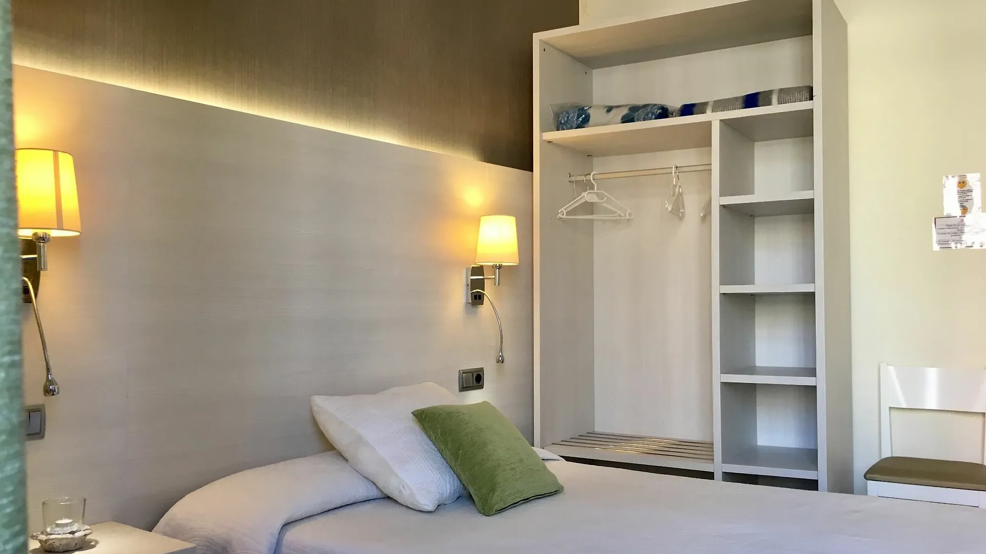 Fontanella Green House Barselona 2*,  İspanya